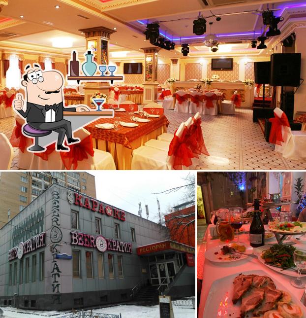 Взгляните на эту фотографию, где видны внутреннее оформление и столики в Восточные Вечера