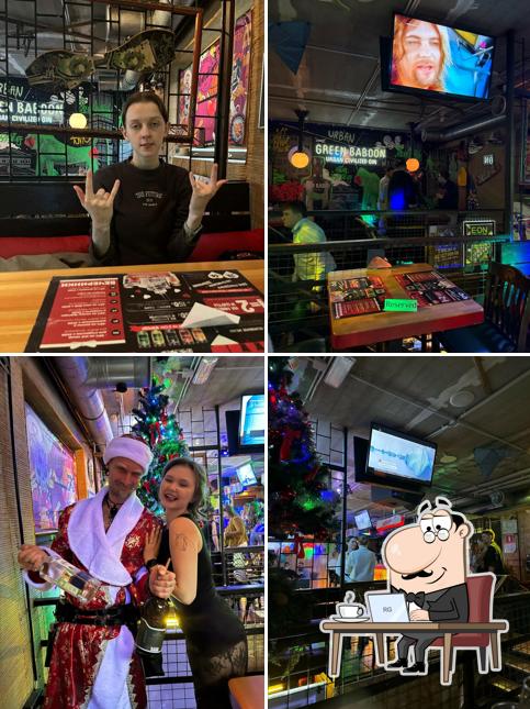 Посмотрите на внутренний интерьер "Молодёжи"