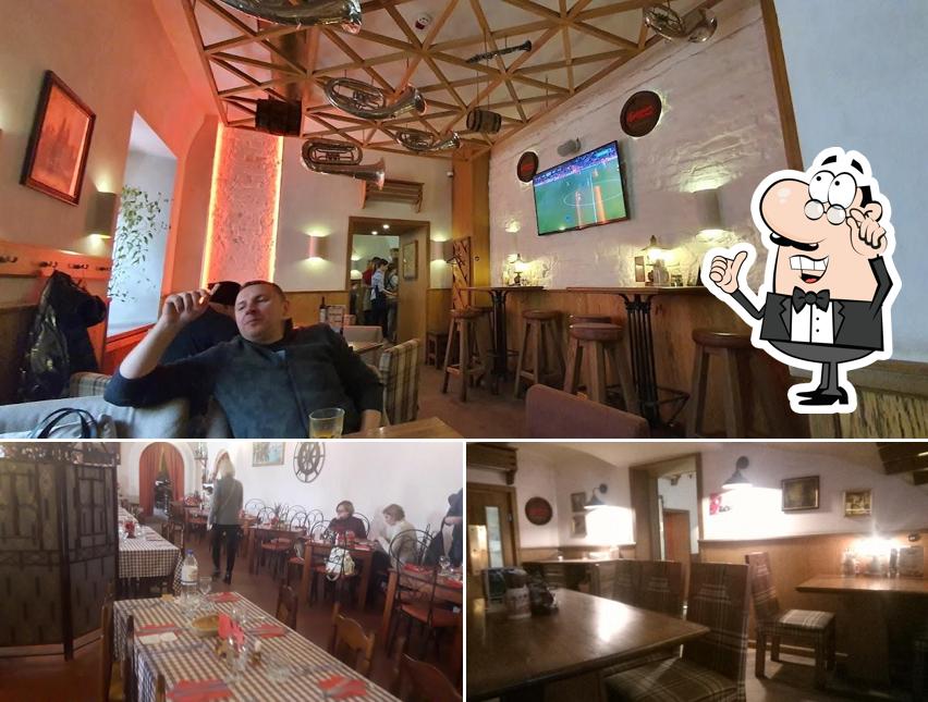 Посмотрите на внутренний интерьер "Будвайса Бар"