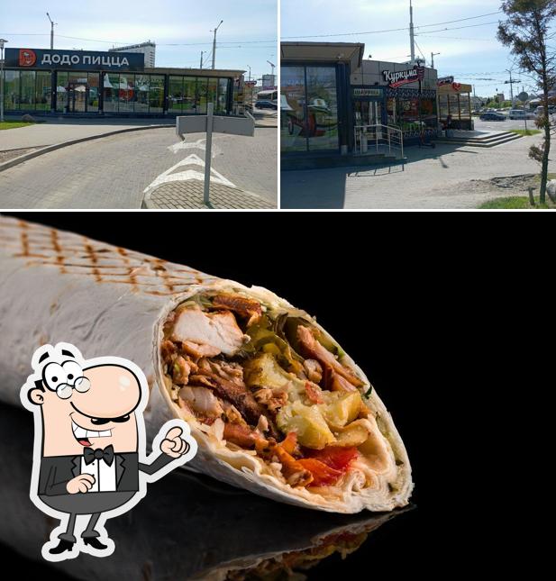 Посмотрите на этот снимок, где видны внешнее оформление и еда в Куркума