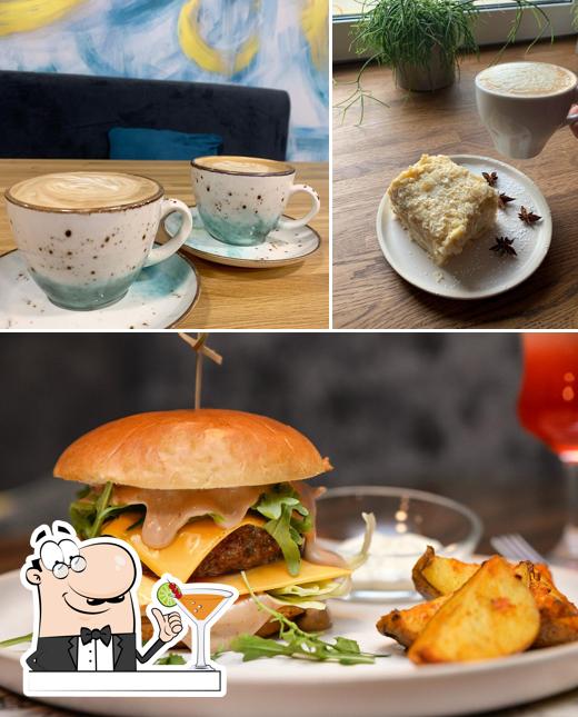 Это фотография, где изображены напитки и бургеры в Кафе-ресторан Amelie