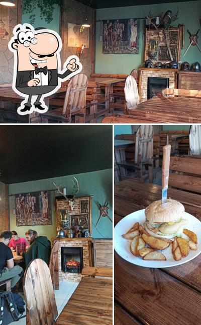 Это фотография, где изображены внутреннее оформление и еда в Буйная Фляга