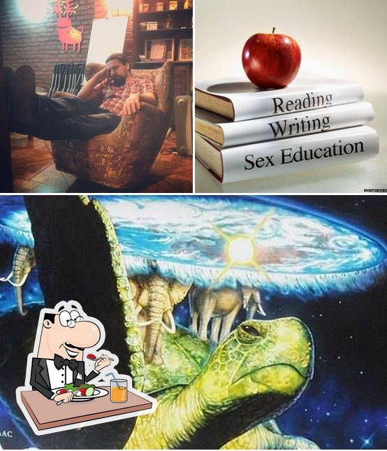 Это фотография, где изображены еда и внутреннее оформление в Wooden Door