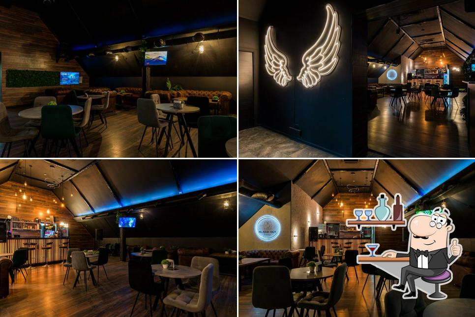 Посмотрите на внутренний интерьер "Black out lounge"