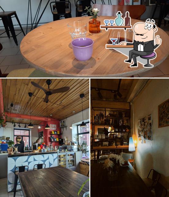 Взгляните на эту фотографию, где видны внутреннее оформление и еда в Кофе он твой