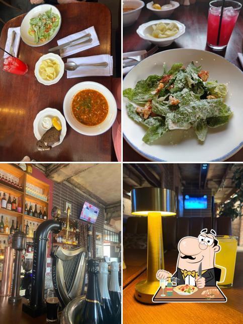 Взгляните на это фото, где видны еда и напитки в Black Rabbit Pub