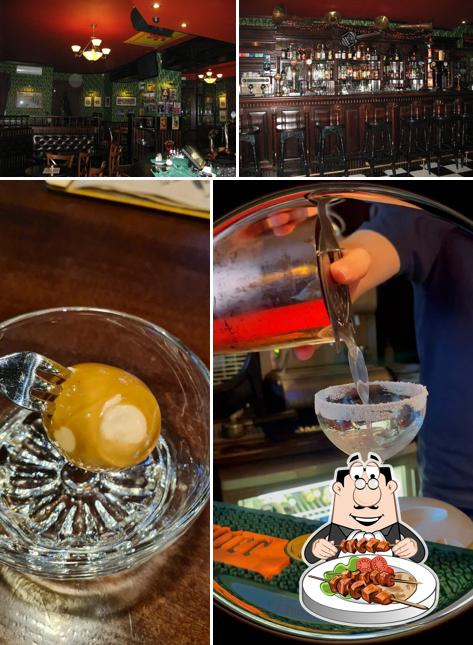 Фото, на котором видны еда и барная стойка в Corner Gordons Pub