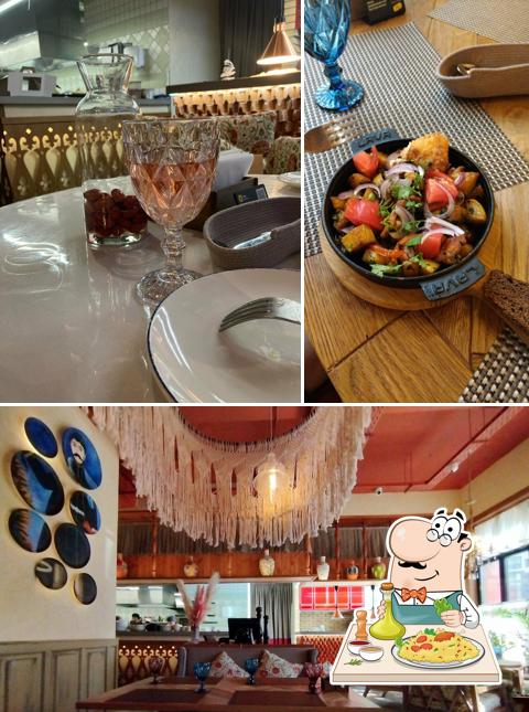 Снимок, на котором видны еда и внутреннее оформление в Нани