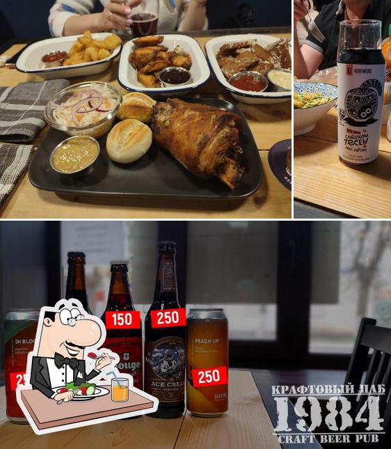 Снимок, на котором видны еда и напитки в Паб 1984