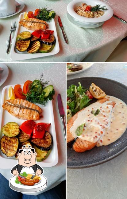 Блюда в "Панорамном ресторане "У Егорыча""