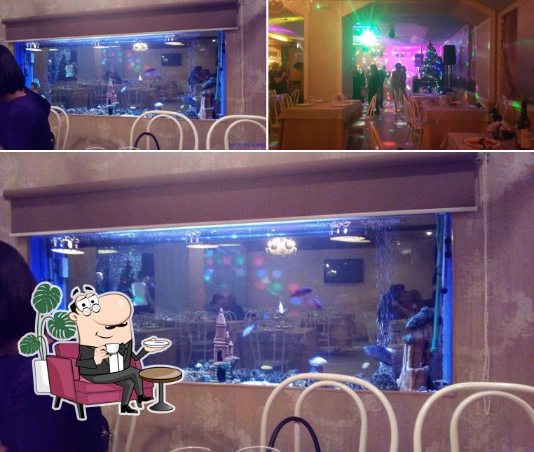 Посмотрите на внутренний интерьер "Мангала"