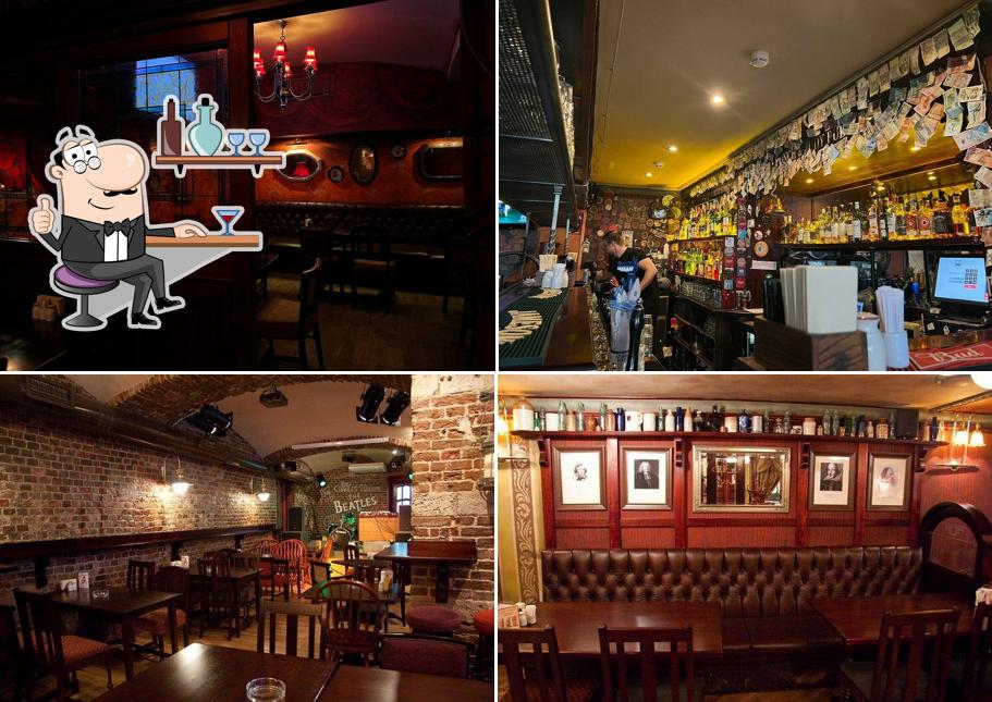 Посмотрите на внутренний интерьер "Punch & Judy Pub"