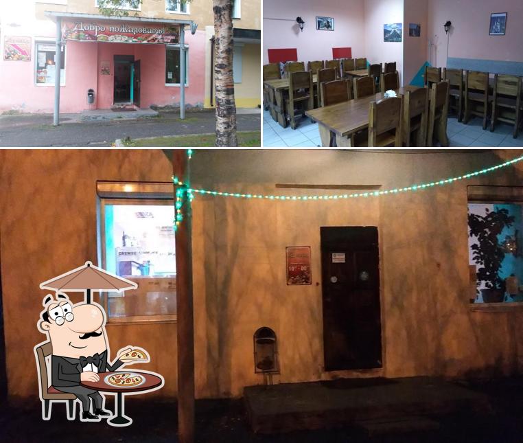 Это фотография, где изображены внешнее оформление и внутреннее оформление в Харчевня