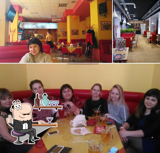 Посмотрите на внутренний интерьер "Мастера Пицца"