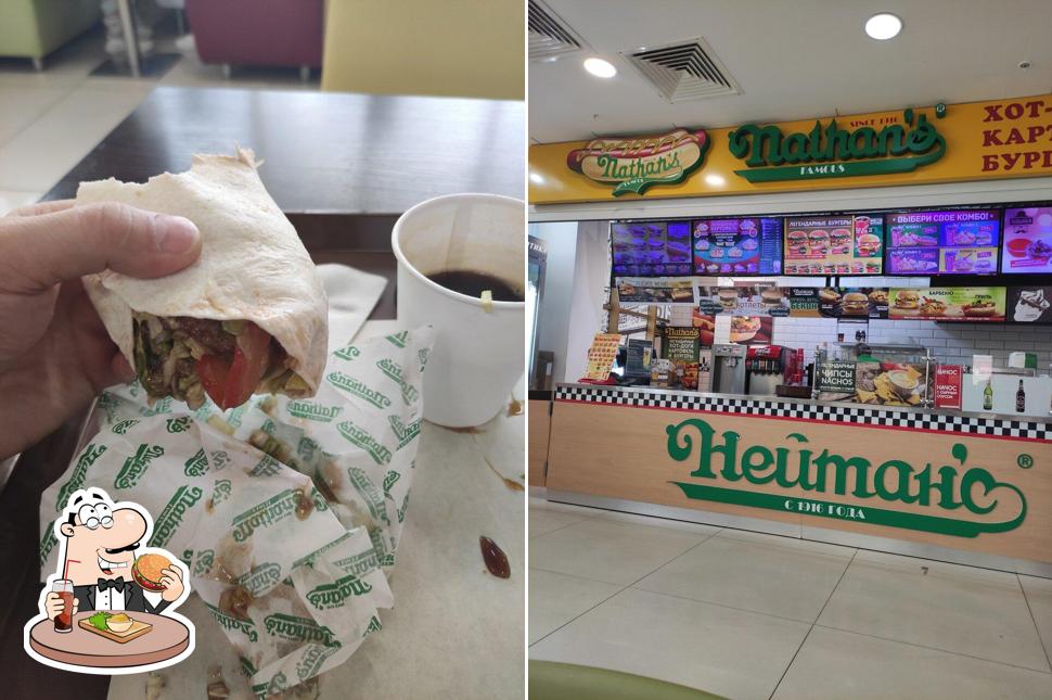 Закажите гамбургеры в "Nathan’s Famous"