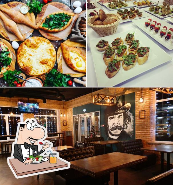 Это снимок, где изображены еда и внутреннее оформление в Mangal Bar