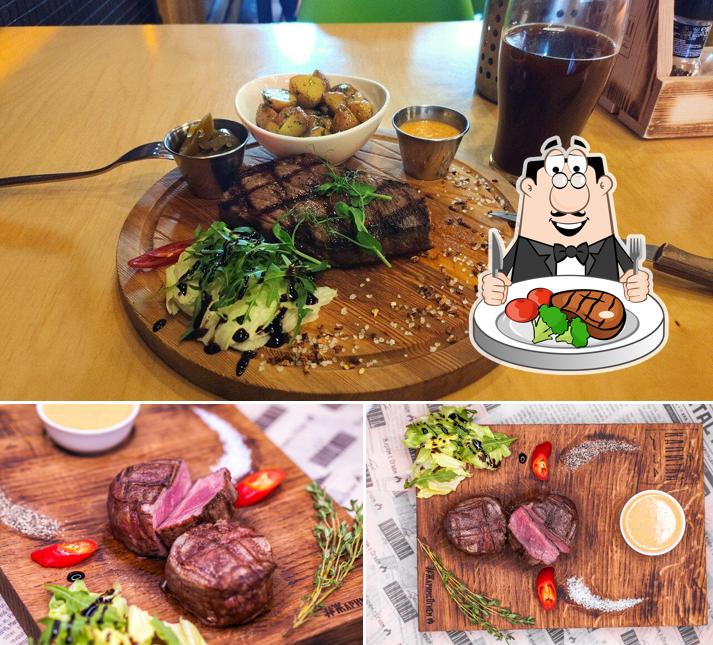 Мясные блюда предлагают в "Баре КАПИТАЛ"