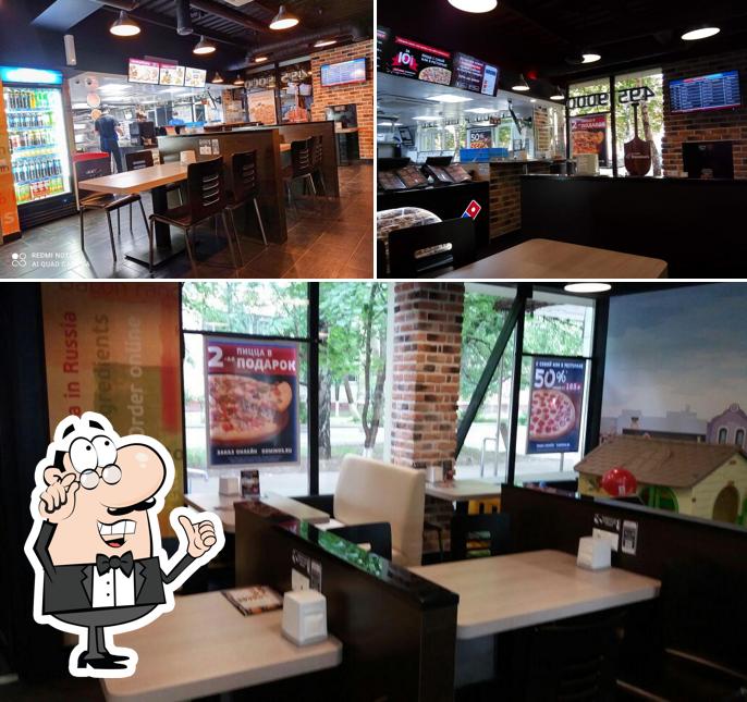 Посмотрите на внутренний интерьер "Domino Pizza"