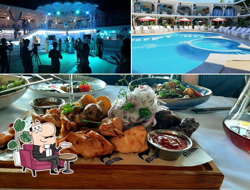 В Ribiza есть внутреннее оформление, еда и многое другое