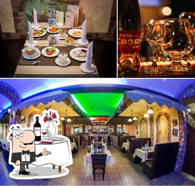 Это фотография, где изображены столики и напитки в Свояк