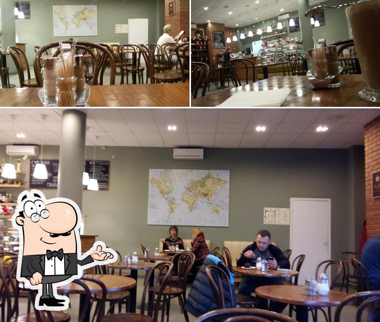 Посмотрите на внутренний интерьер "Центральной кофейни"