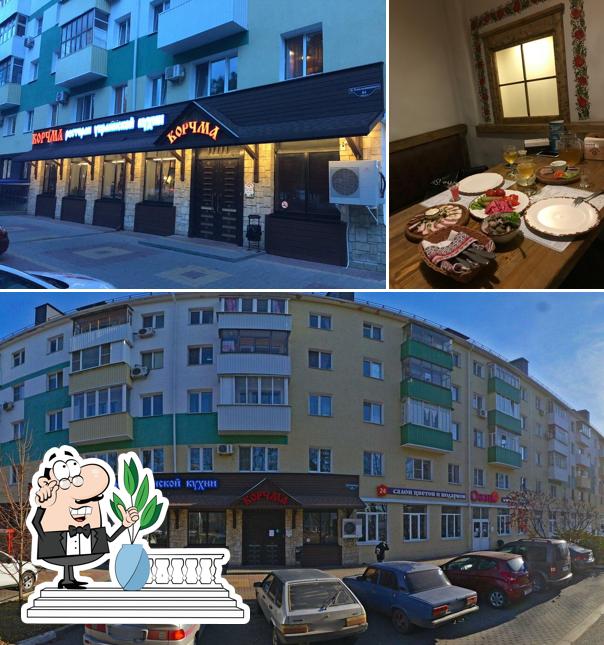 Это фотография, где изображены внешнее оформление и столики в Корчма