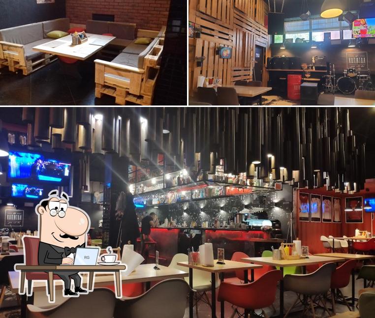 Посмотрите на внутренний интерьер "Бара КАПИТАЛ"