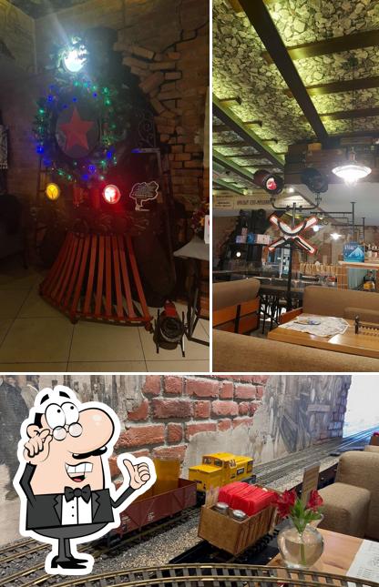 Посмотрите на внутренний интерьер "Ресторана "Паровозова""