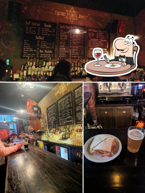 Снимок, на котором видны еда и алкоголь в Gypsies & Jews