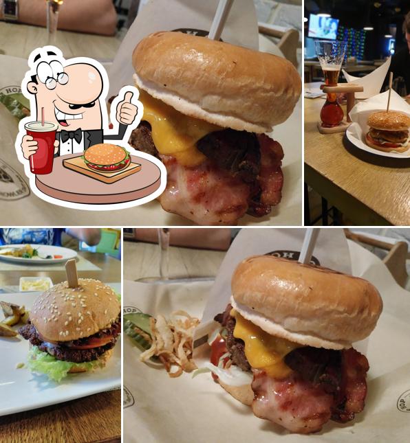 Попробуйте гамбургеры в "TOP HOP 2 крафтовом баре"
