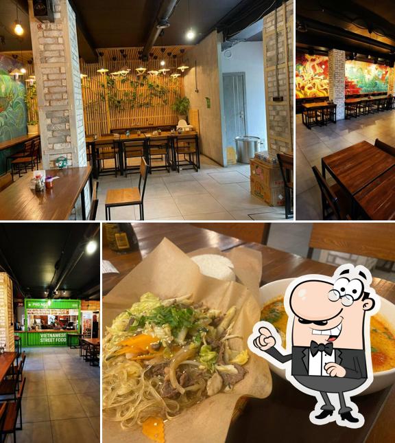 Посмотрите на внутренний интерьер "Pho Ngon"