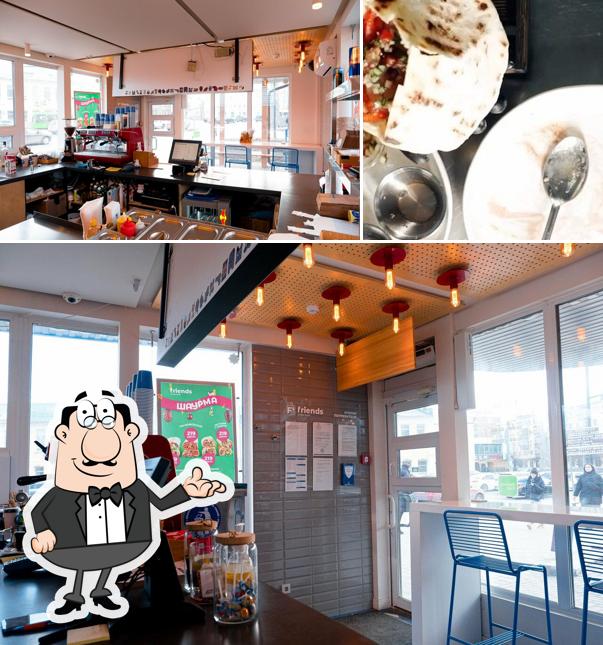 Это фотография, где изображены внутреннее оформление и еда в Friends Street Food