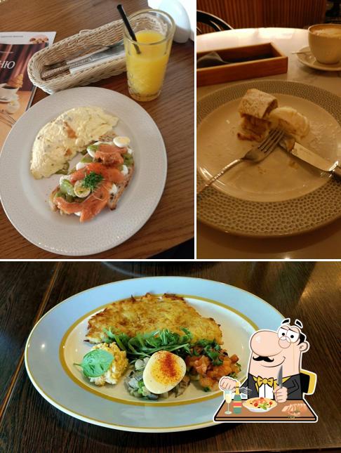 Еда в "Круассане-кафе"