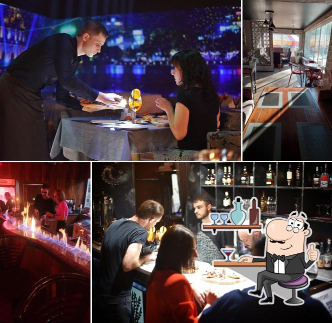 Посмотрите на внутренний интерьер "Etro кафе"