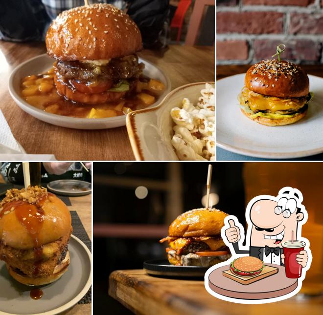 Попробуйте гамбургеры в "Middle ground"