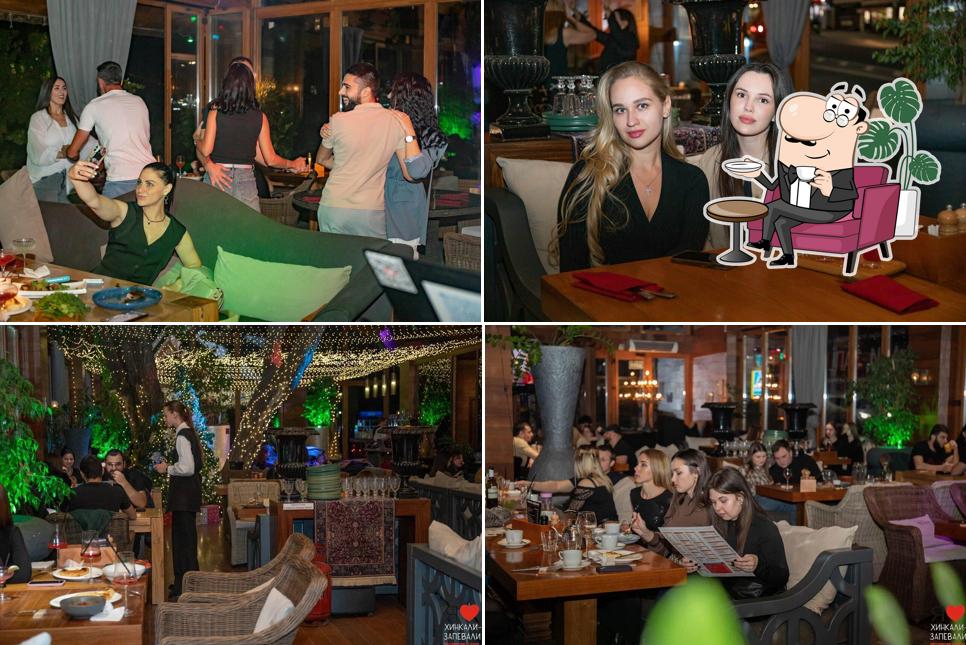 Посмотрите на внутренний интерьер "Хинкали-Запевали"