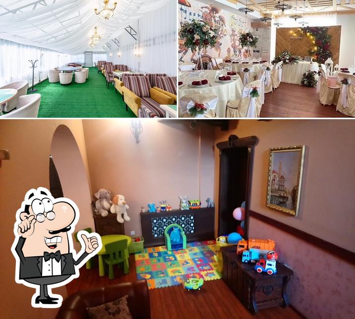 Посмотрите на внутренний интерьер "Ресторана Очаг"