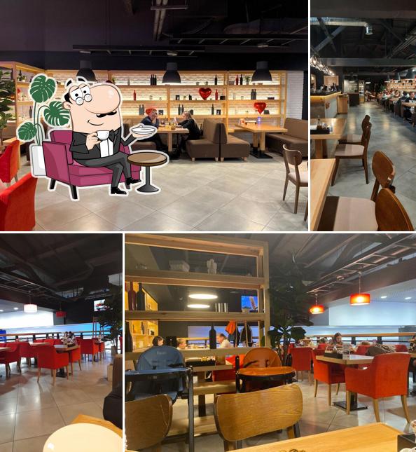 Посмотрите на внутренний интерьер "New York Street Pizza"