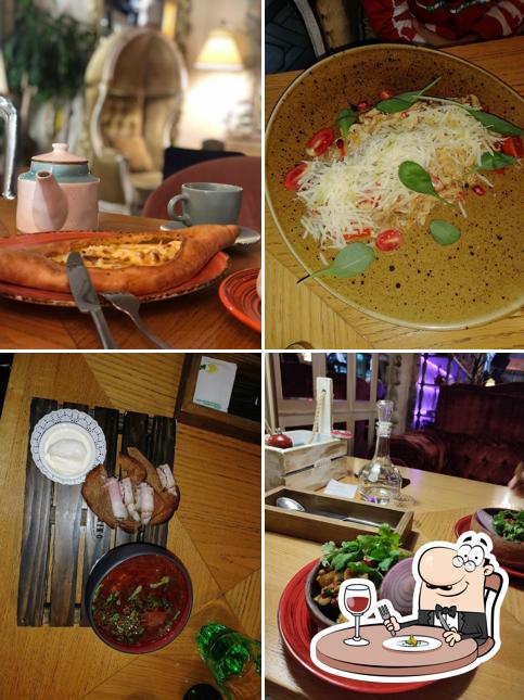 Еда в "Ресторане Диване-Баяне"