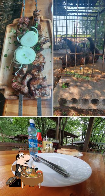 Взгляните на эту фотографию, где видны еда и внешнее оформление в Странник