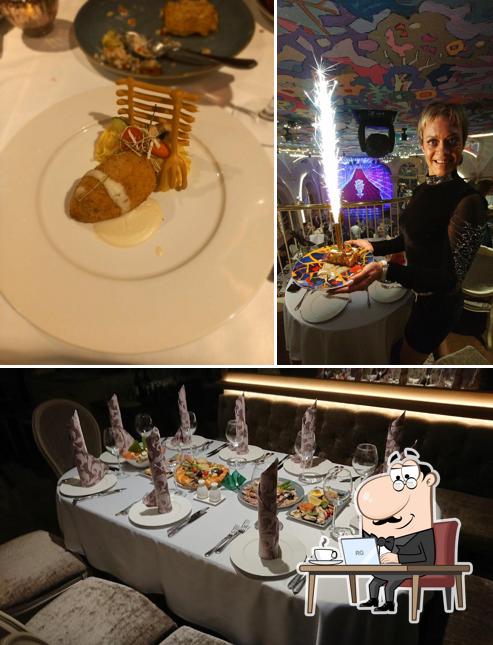 Фото, на котором видны внутреннее оформление и столики в Ресторан Тройка