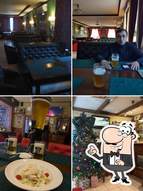 Посмотрите на внутренний интерьер "Ирландского паба Дублин"