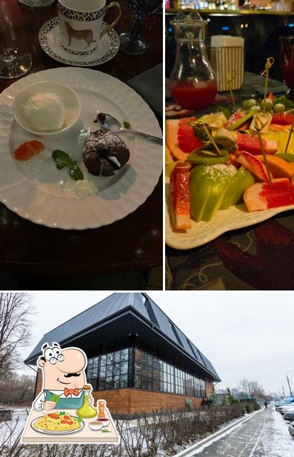 Это фото, где изображены еда и внешнее оформление в Mansard restaurant and hall