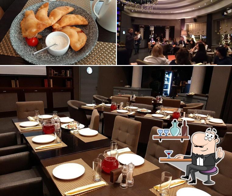 Посмотрите на этот снимок, где видны внутреннее оформление и еда в Террасса