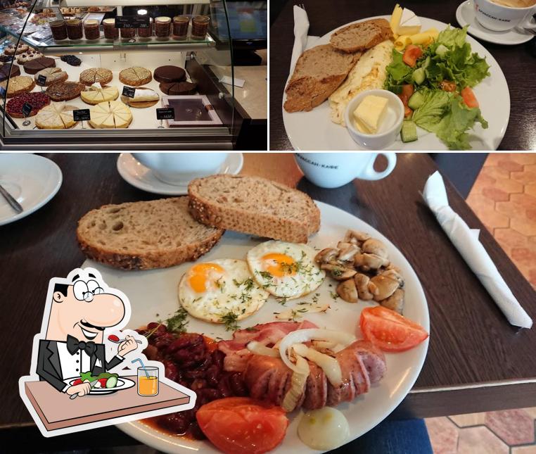 Еда в "Круассане-кафе"