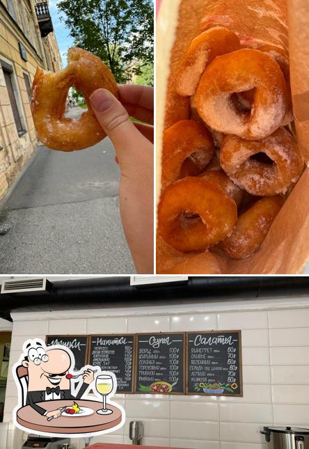 В Пышки есть еда, доска для меню и многое другое