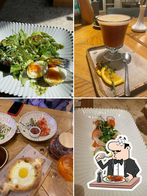 Еда в "кафе One Гоги"