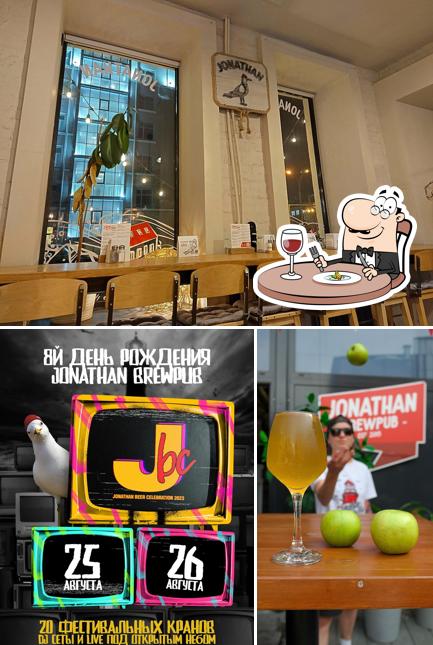 В Jonathan есть еда, внутреннее оформление и многое другое