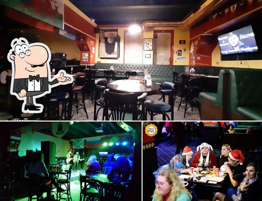 Посмотрите на внутренний интерьер "Harat's pub (Хэрата'са Паб)"