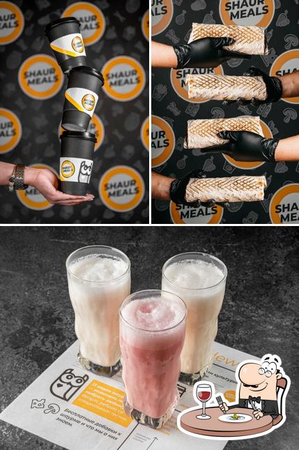Фотография, на которой видны еда и напитки в Shaurmeals